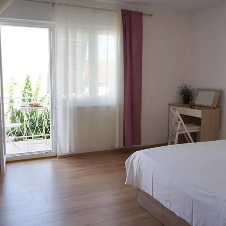 Rose Lägenhet Makarska